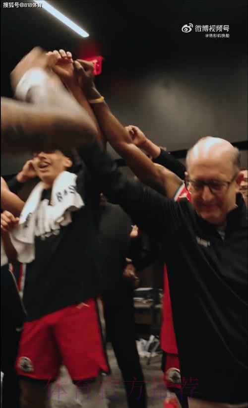 快船全员在哈登的带领下为杰夫-范甘迪唱生日歌 快船全员在哈登的带领下为杰夫-范甘迪唱生日歌